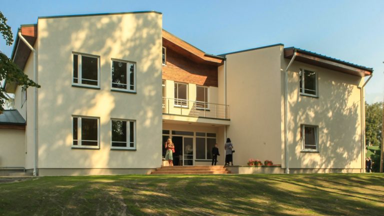 Ikšķiles Sv.Meinarda Evanģēliskās Luterāņu baznīcas Draudzes nams.