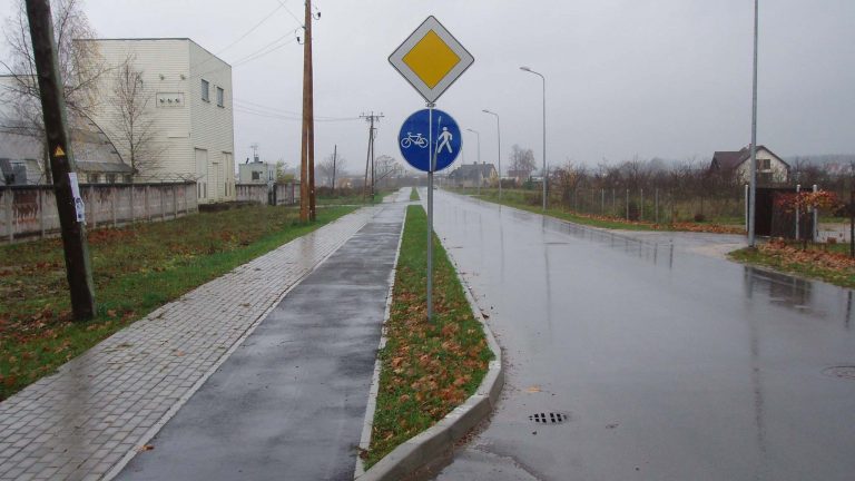 No Ikšķiles - gājēji pa melno segumu, velosipēdi pa bruģi.