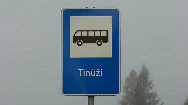 Autobusa pieturas zīme Tīnūžos.