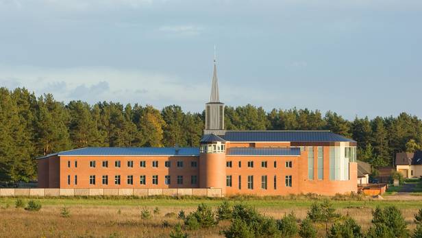 Ikšķiles māsu karmelīšu klostera baznīca. Skats no Rīga-Daugavpils šosejas.