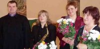 Draudzes mācītājs Didzis Stilve. Mūziķes  Linda Ivanova,  Gunta Trasūne un  Viktorija Ivanova.