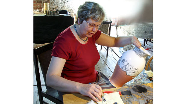 Māksliniece Žanete Žvīgure keramikas simpozijā Zvārtavā 2007.gadā