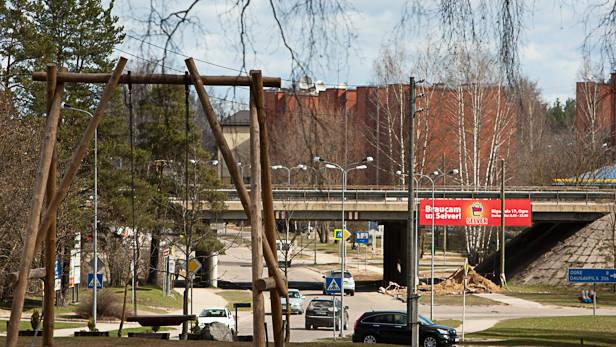 Ikšķiles pilsētas centrs, skats no Estrādes kalna uz Rīga-Daugavpils šoseju.
