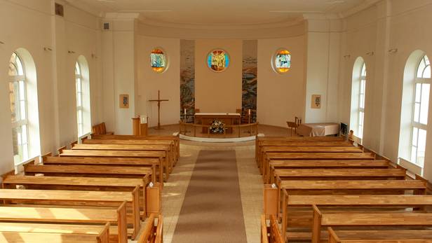 Ikšķiles evaņģēliski luteriskās draudzes baznīcas zāle skats uz altāra pusi.