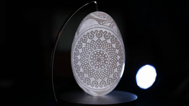 Īpaši Lieldienām veidota olas čaumala ar 24 000 caurumiem. Mākslinieks Francs Groms