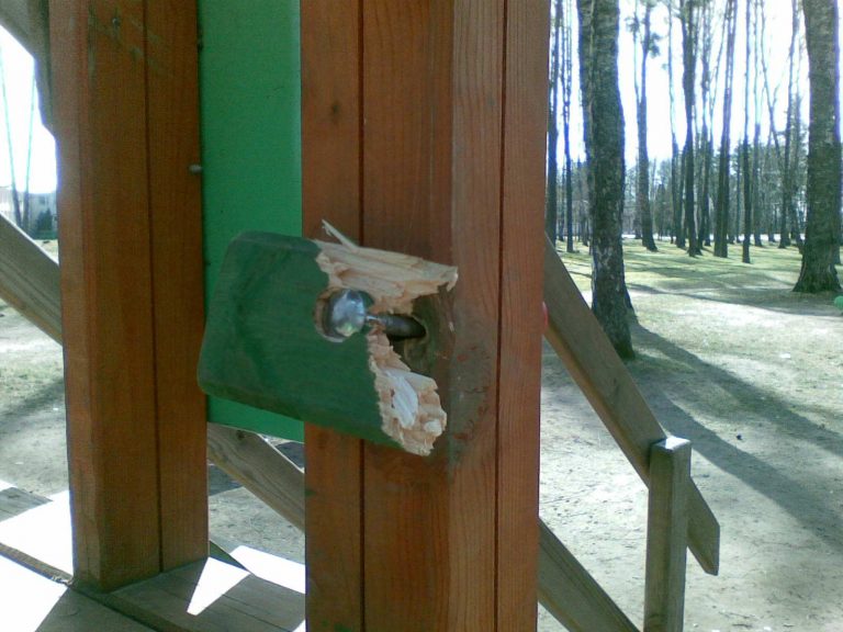 Vandāļi izdemolē bērnu laukumiņu Ikšķilē