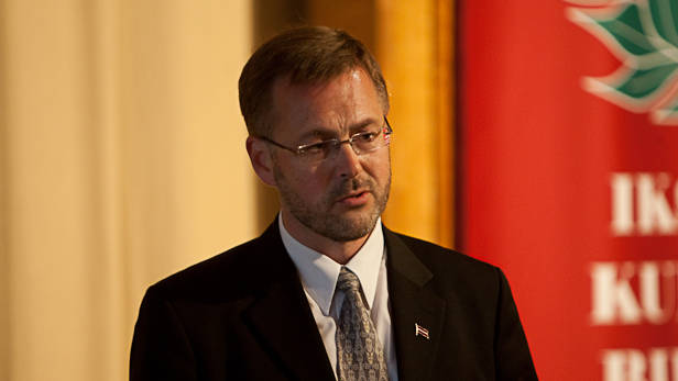 Aleksejs Loskutovs SCP valdes pārstāvis diskutē Ikšķilē.