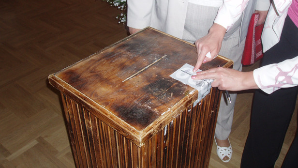 Tīnūžu vēlēšanu iecirkņa urnas aizzīmogošana.