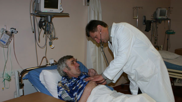 Ogres slimnīcas galveinais ārsts Dainis Širovs, pacientu apgaitā.