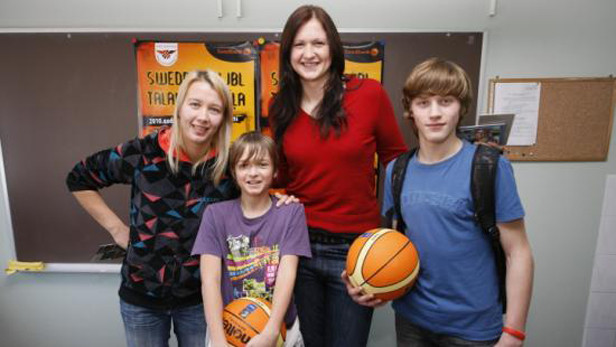 Tīnūžu pamatskolā kopā ar Swedbank LJBL pārstāvjiem viesojās SMVA Antidopinga nodaļas pāstāvji un TTT Rīga basketbolistes Anda Eibele un Aija Brumermane.