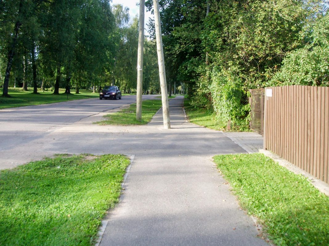 Gājēju un arī velobraucēju celiņš Ozolu ielā. Ar stabiem modrības uzturēšanai. Foto: A.Doveiks