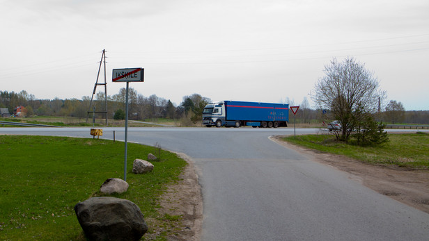 Rīga-Daugavpils šoseja, tikai 4 joslas bērnu atdala no autobusa pieturas.