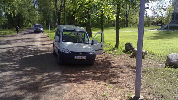 Vitronic Baltic fotoradara uzrauga auto parka zālienā.