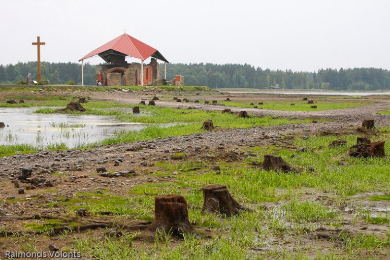 Kad Daugavā pazemināts ūdens līmenis, skats uz Sv. Meinarda baznīcas drupām.