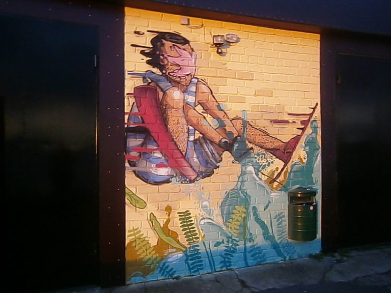 Grafiti uz Ikšķiles laivu nomas ēkas