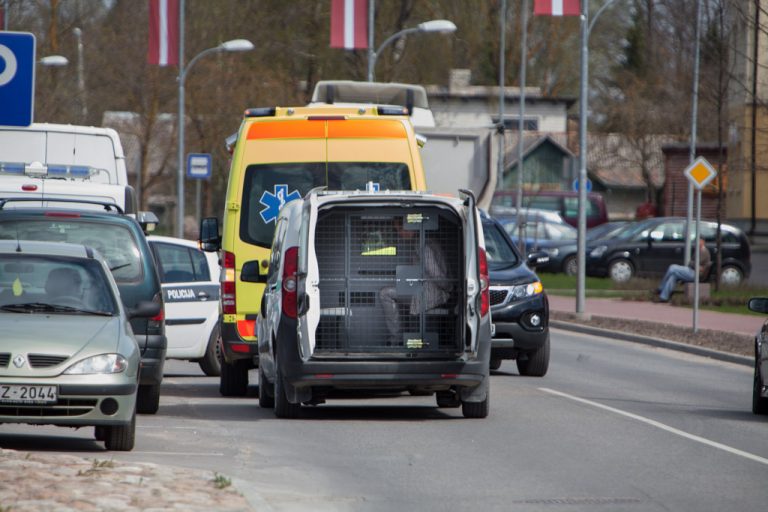 Ikšķilē aiztur vienu no diviem veikala zagļiem