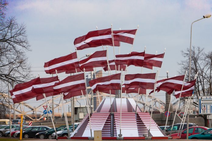 Latvijas karogi Daugavas krastmalā par godu Latvijas Neatkarības deklarācijas pasludināšanas 23. gadadienai
