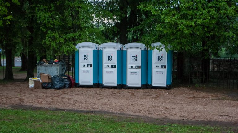 Mobilās tualetes pie Ikšķiles Tautas nama