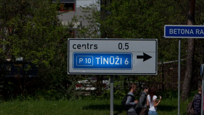 Ceļa zīme uz kuras pareizi uzrakstīts apdzīvotās vietas Tīnūži nosaukums.