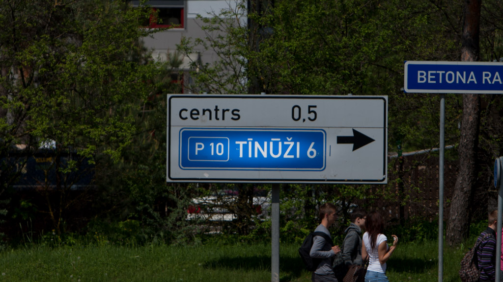 Ceļa zīme uz kuras pareizi uzrakstīts apdzīvotās vietas Tīnūži nosaukums.