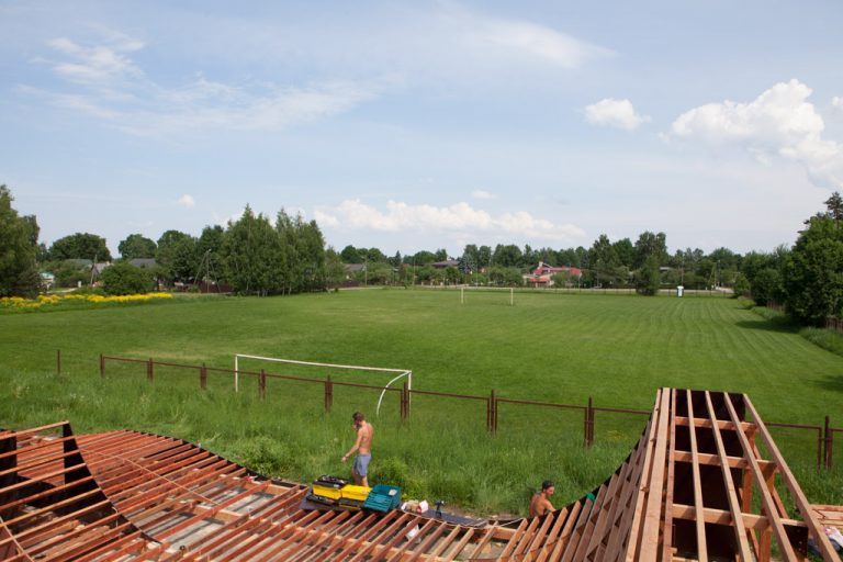 Skeitparks paceļas virs stadiona