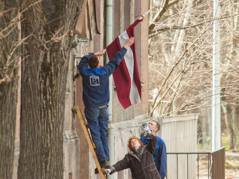 Kad jāizkar Latvijas valsts karogs?