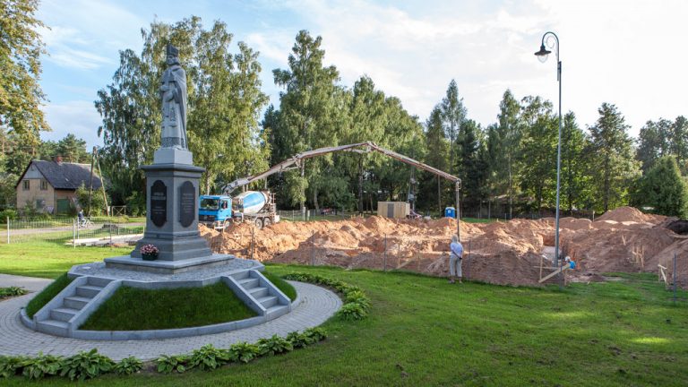 Šodien uzsākti Ikšķiles Svētā Meinarda Romas katoļu draudzes dievnama pamatu betonēšanas darbi.