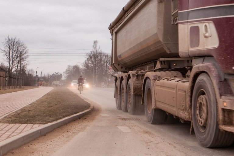 Putekļu mākonis un netīrs kravas auto Ikšķiles pilsētas teritorijā. Foto: Ikskile.tv