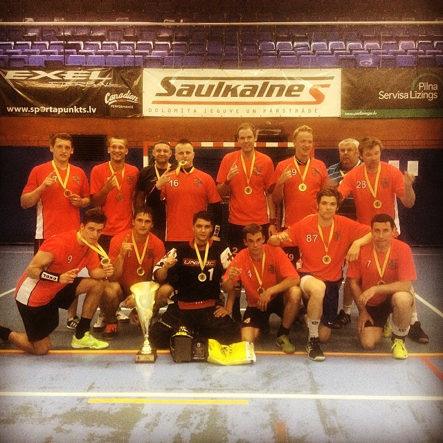 Florbola komanda Ikšķile - RAČF 2013/14 gada sezonas čempioni. Foto no Instagram: @dzilna