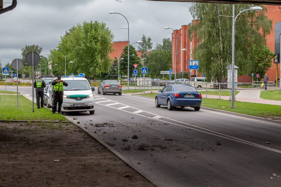 Kravas auto ar nepietiekoši nolaistu iekrāvēju ietriecās Rīga-Daugavpils šosejas tilta konstrukcijās. Kravas auto atstāja notikuma vietu nesagaidot policiju.