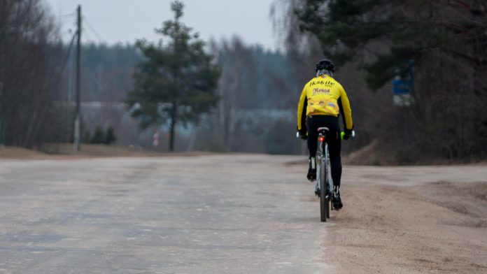 Velobraucējs uz ceļa.