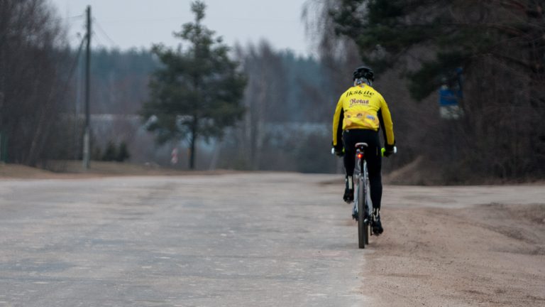 Velobraucējs uz ceļa.