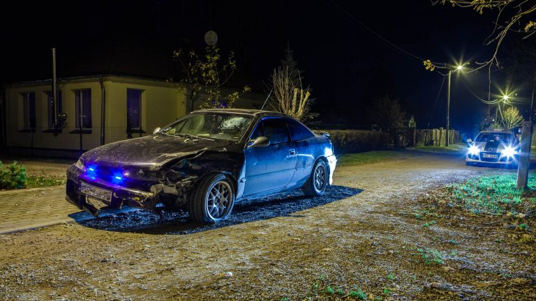 Bīstama avārija Birzes ielā - aizbēgušo auto policija atrod Ceriņu ielā. Foto: ikskile.tv