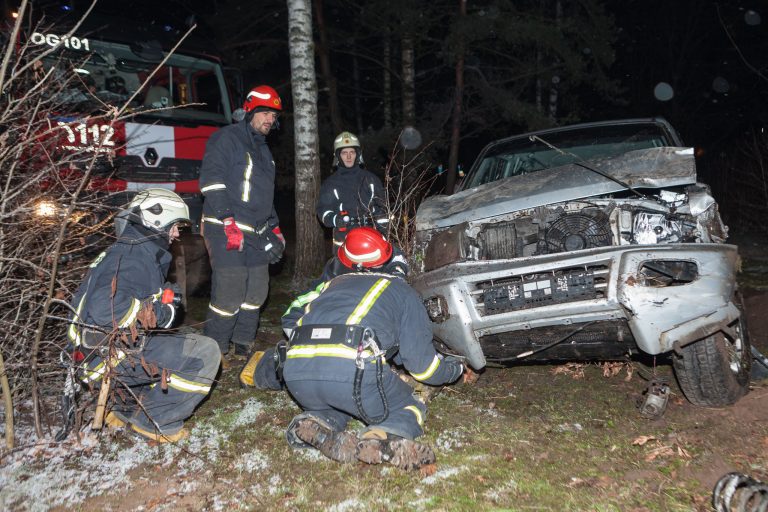 Ikšķilē auto nogāžās no Rīga-Daugavpils autoceļa