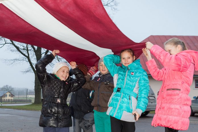 Tīnūžu pamatskolas skolēni, pirms 11.novembra, Lāpu gājiena Tīnūžos.