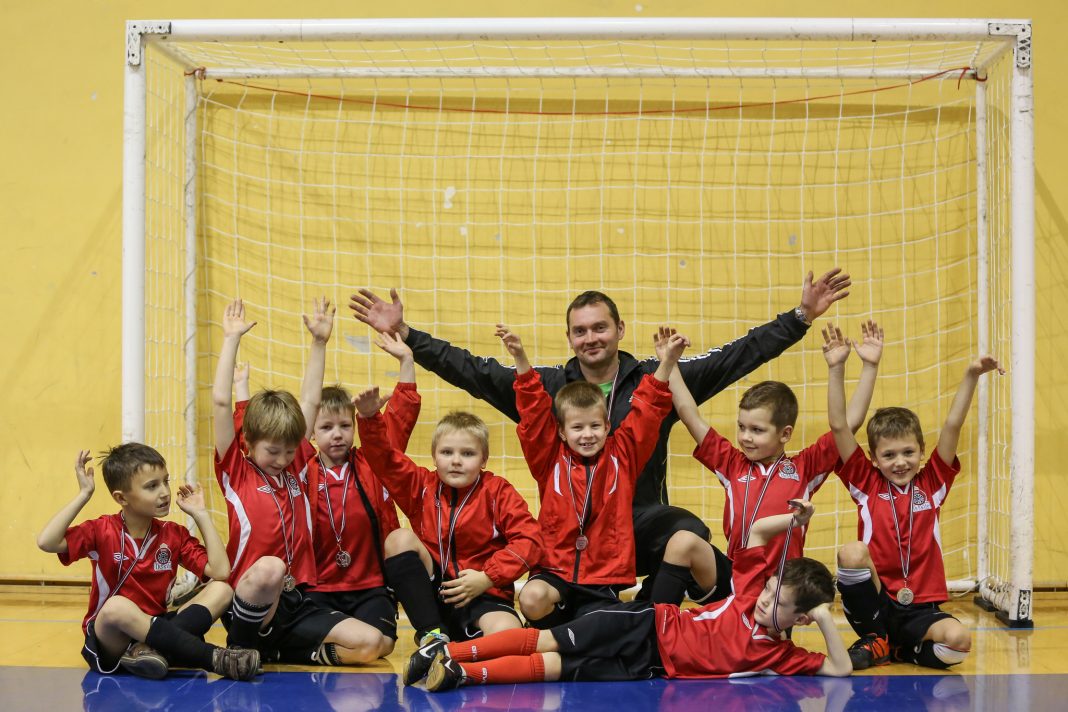 Futbola klubs IKŠĶILE, U-8 komanda pēc uzvaras.