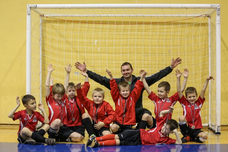 Futbola klubs IKŠĶILE, U-8 komanda pēc uzvaras.