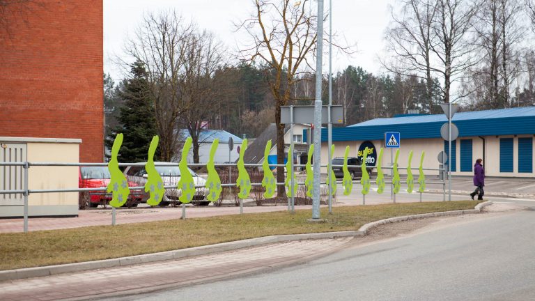 Smilšainais Skolas ielas aplis, ar 30 finiera zaķiem autobraucējiem.