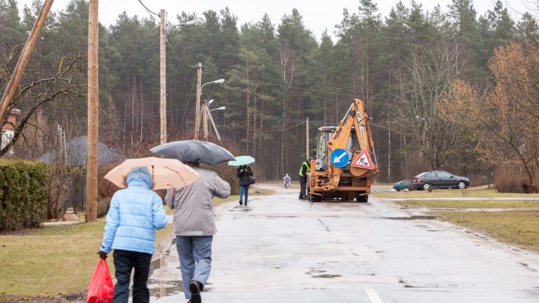 "Ikšķiles māja" darbinieki veic īpašo slapjo bedrīšu remontu, Lībiešu ielā.
