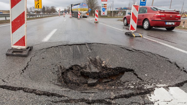 Iegruvums uz A6 autoceļa izbraucot no Salaspils, Rīgas virzienā. Foto: Ikskile.tv