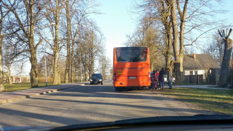 Skolēni iekāpj Ikšķiles skolēnu autobusā. Rīgas iela, Ikšķile. Foto: Maris