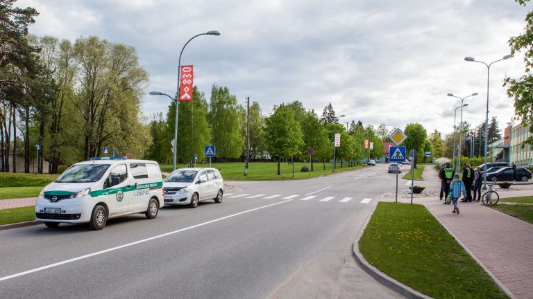 Skolas ielas un Birzes ielas krustojumā, notriekts 2000.gadā dzimis pusaudzis, kas ar velosipēdu šķērsoja gājēju pāreju.