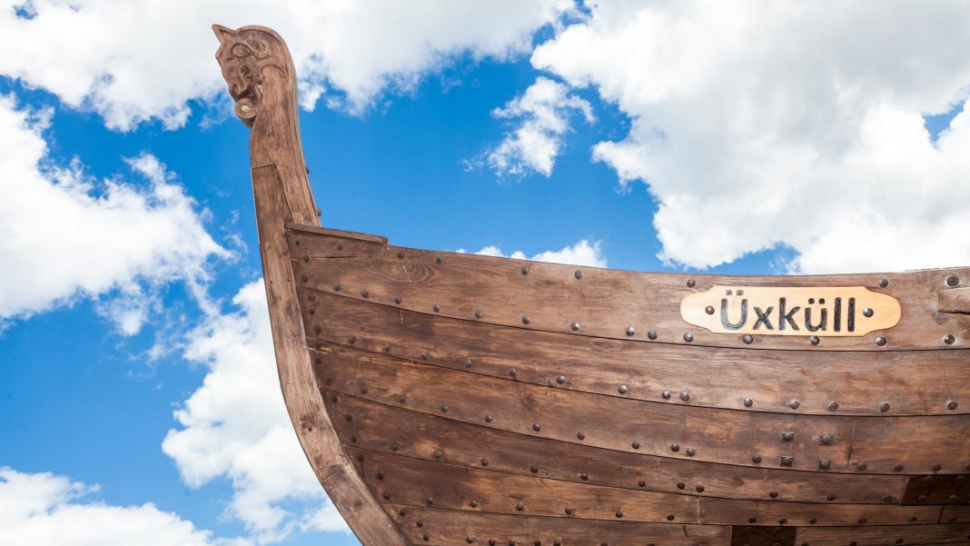 Ikšķiles pilsētas 830 gadu jubilejai veltītais vikingu ozolkoka kuģis Üxküll. Foto: IkskileTV