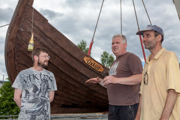 Daugavā savu peldējumu uzsāk kuģis «Üxküll» (foto)