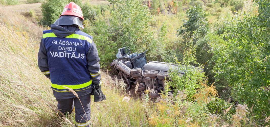 Glābšanas dienesta vadītājs, novērtē avārijas sekas. A6 Rīga - Daugavpils