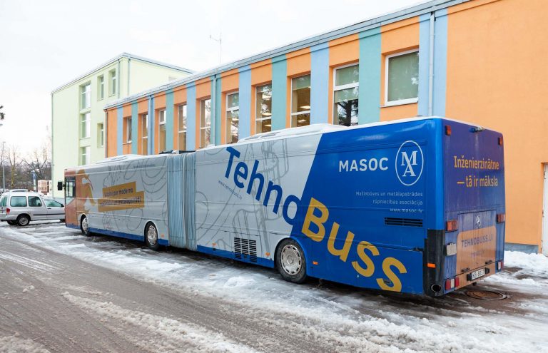 Tehnobuss piestāj Ikšķilē