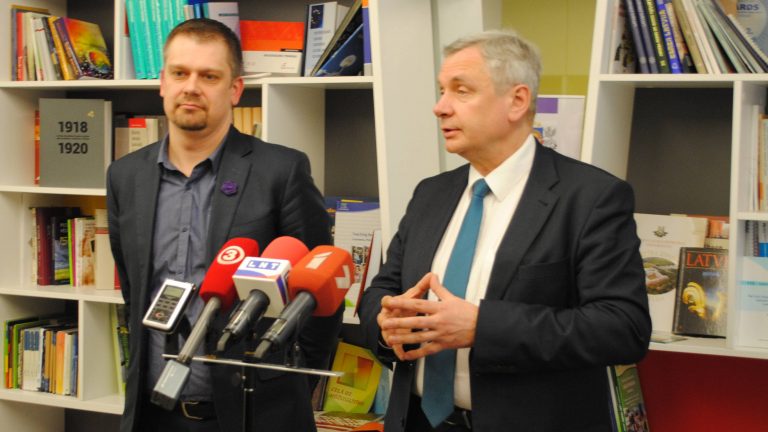 Česlavs Batņa un Kārlis Ša durskis. Foto: Izglītības un zinātnes ministrija