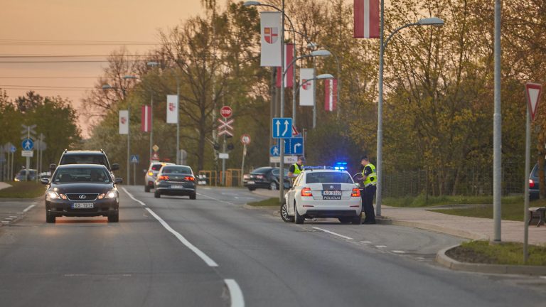 Ceļu policija aptur velosipēdistu Ikšķiles centrā