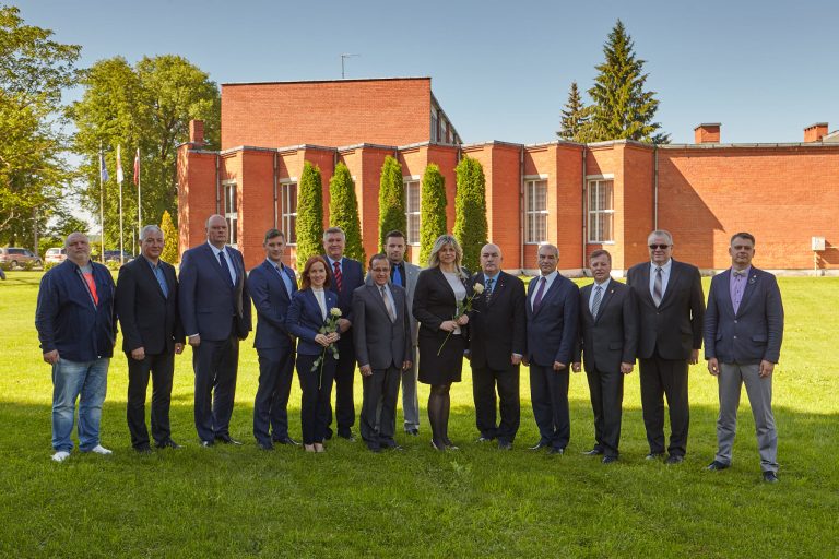 Ikšķiles novada dome 2017, no labās puses: No labās puses: Česlavs Batņa, Indulis Trapiņš, Juris Rudens, Valentīns Špelis, Jānis Hartmanis, Ingūna Bērziņa, Kaspars Grīnbergs, Ivars Viļums, Arvīds Akmanis, Zane Bēķe, Jānis Kravalis, Juris Saratovs, Edgars Logins, Kaspars Upaciers