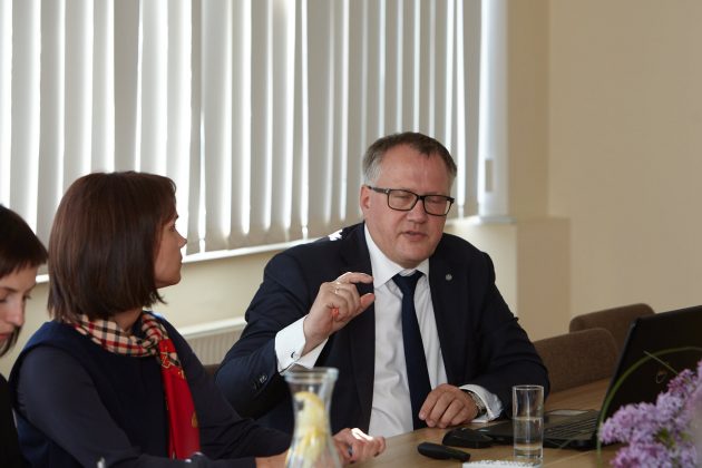 LR Ekonomikas ministrs Arvils Ašarādens un Dina Varslavāne